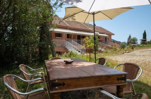 Kefalovriso Apartment | Kokkini Peach Budget