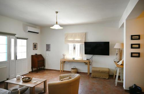 Emporio House | GTK Santorini Perivolos Beach House