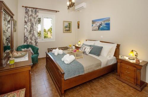 Gavrio House | Ruby's summer house with spacious garden and free parking