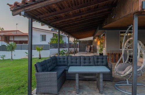 Kalyvia Thorikou House | Cuervo Poolside Villa