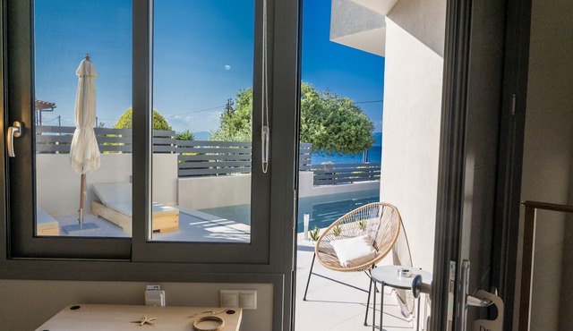 Theros Suites in Sikyona