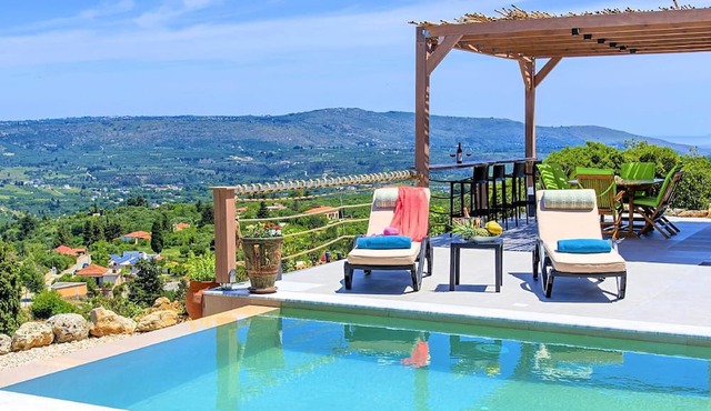 Hut "Villa Vardis" with own pool in Yeoryioupolis Kriti