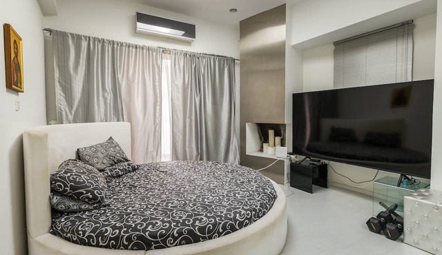 Villa BOND with Private Swimming Pool in Marathon