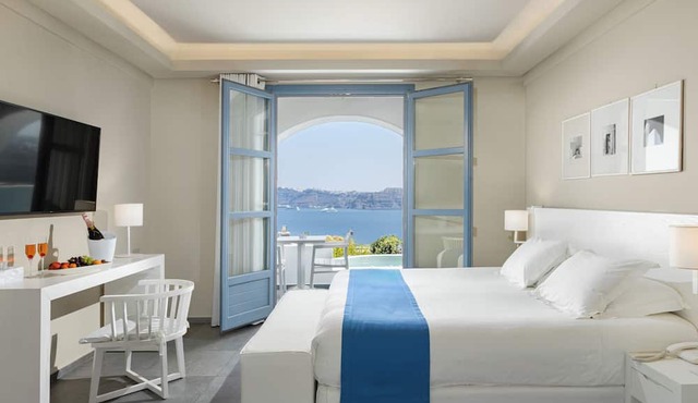 Acroterra Rosa Luxury Suites & Spa in Santorini