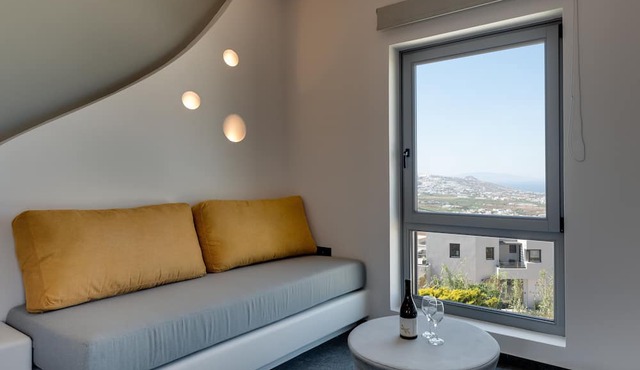 Elements Cozy Suites in Santorini