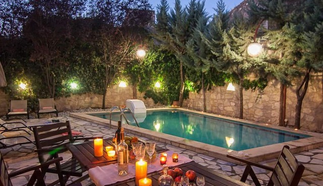 Sarris Villa, Walking distance to taverna & mini market -Cool ambience in Rethimno