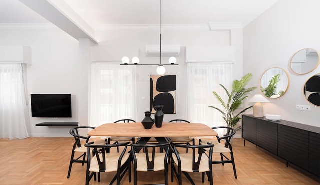 Spacious & Stylish Athens Apartment - Walk To Metro in Athens