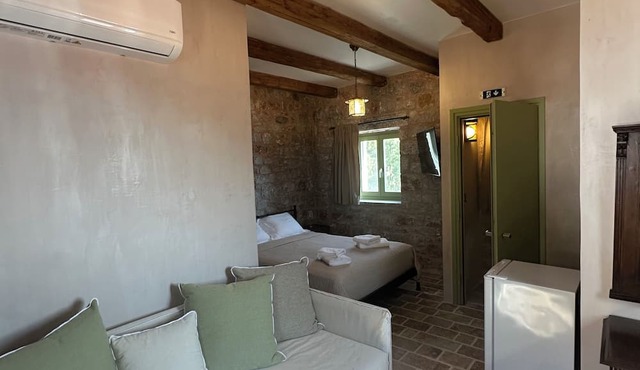 Arapis Rooms & Suites in East Mani
