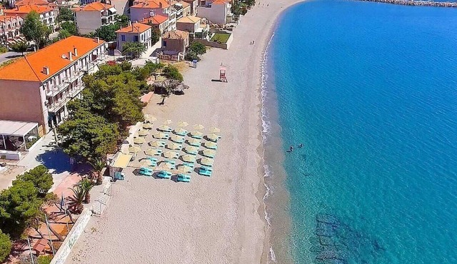 Beachfront Astros Villa - Dukes Seaside Haven in Paralio Astros