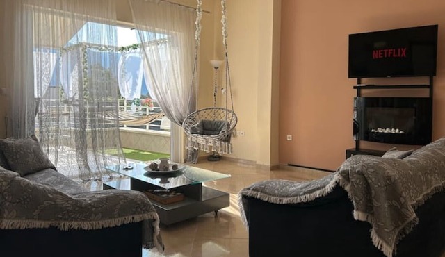 Άνετο παραθαλάσσιο διαμέρισμα με υδρομασάζ , δέκα λεπτά από τους Δελφούς ! in Itea