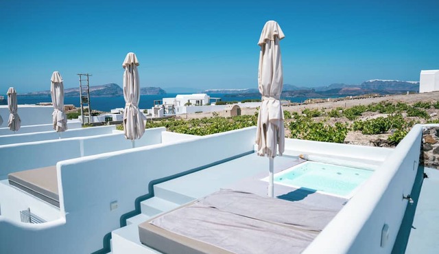 Serenità Luxury Suites in Santorini