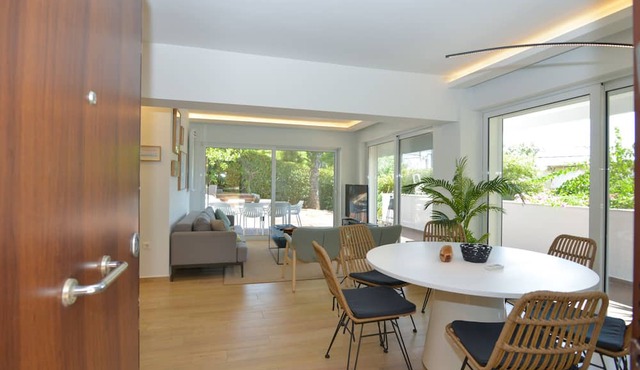 Vouliagmeni Beach Stylish house private garden in Vouliagmeni