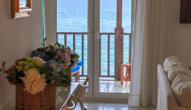 Agios Ioannis Luxurious Beachfront Apt in Zagora-Mouresi