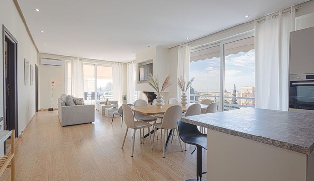 Luxurious 3-Bdrm Seaside Retreat in Glyfada | Fully Renovated in Glyfada