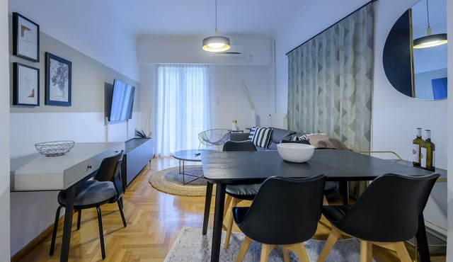 Fully Renovated Flat in Prime Athens Location in Athina