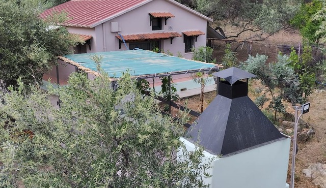 The Cottage is non-smoking , has an outdoor dining area, barbecue and a garden. in Chania
