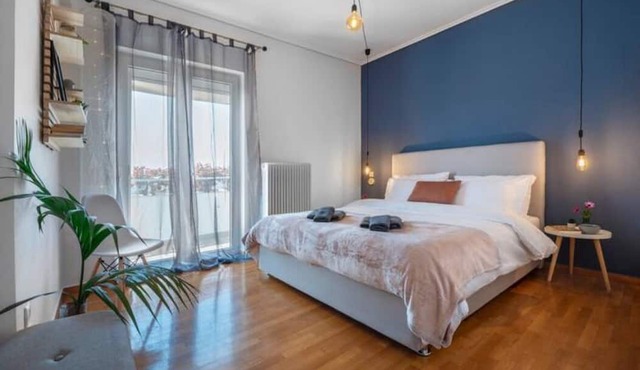 Bright 3bdr Apt with Roofgarden, Jacuzzi in Glifada