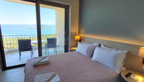 Azure - THALIA Comfy Suite in Spárton