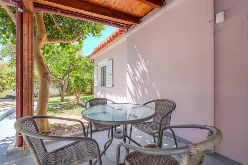 Elliniko Nest a Cozy House for Up to 4 Guests in Athens