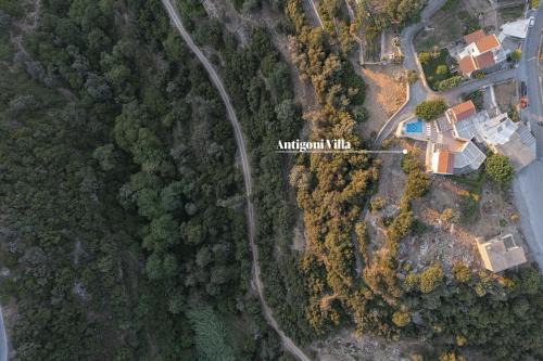 Antigoni Villa, Spacious Nature Retreat with Pool, By ThinkVilla in Elefterna