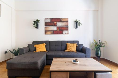 S homes - Athens - Retro-Modern 2BR - Attiki Metro in Athens