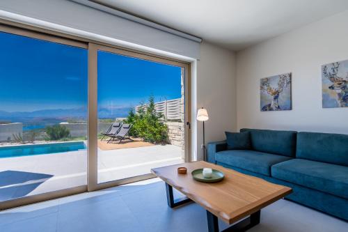 Elpida Luxury Villa, private pool, fantastic view! in Stérnai