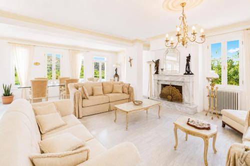Villa Cypress with Private Pool and Mountain Views in Andros