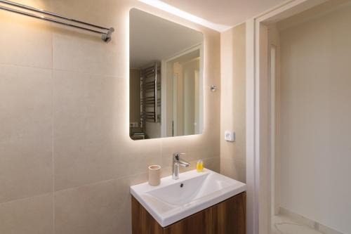 2Bdrm Bright Apartment in Dafni in Athens