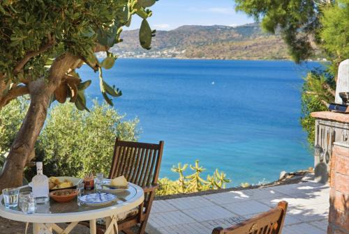 Seaside garden home with BBQ & sunset views in Perdika