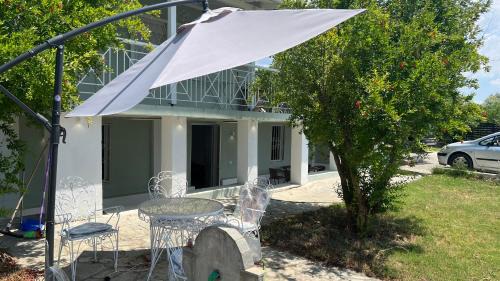 Small budget apartment for vacation for two in Nea Irakleia