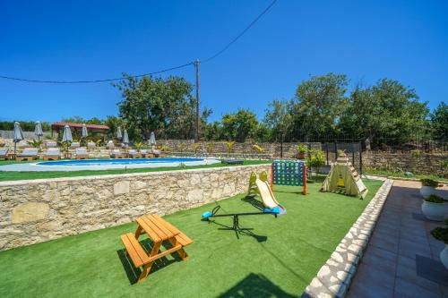 Fisi & Wellness Exclusive Villa with Spa Vibes in Stavromenos