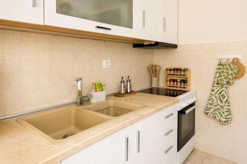 Yellow Tulip Apartment, Cozy Village Stay near Thessaloniki in Melissochórion