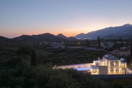 Del Sur Luxury Villa, Heated Pool & Utter Privacy, By ThinkVilla in Lefkogeia