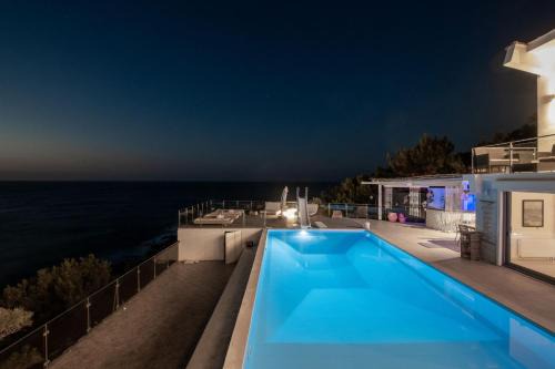 Icarus Luxury Beachfront Villa in Gialiskari