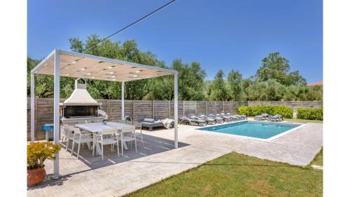 Ruvelis private pool villa in Fiolítis