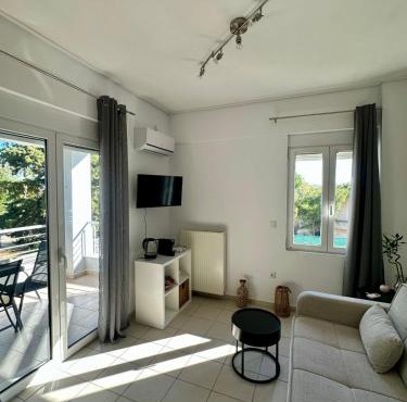 Celene by Dia garden view apartment in Artemida