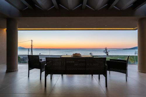 Sun and Sea Apartment - Beachfront, 2 Bedrooms with Sea View & Garden in Paralio Astros