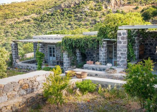 Pavlaina Complex of Traditional Residences in Nisyros. Enjoy the garden and the Sea View in Emporeiós