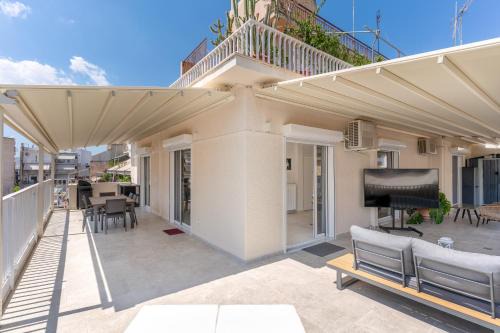 Sunny & Luxurious Penthouse with Terrace in Athens