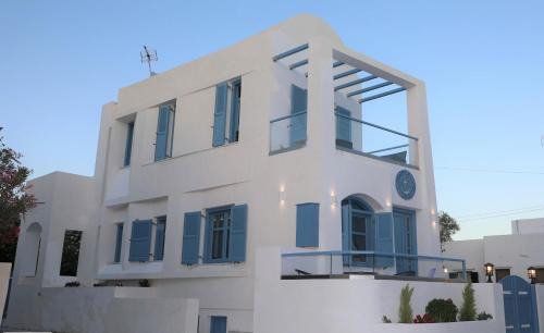 Captain Lazaros Detached Beach Villa and Suites in Perissa