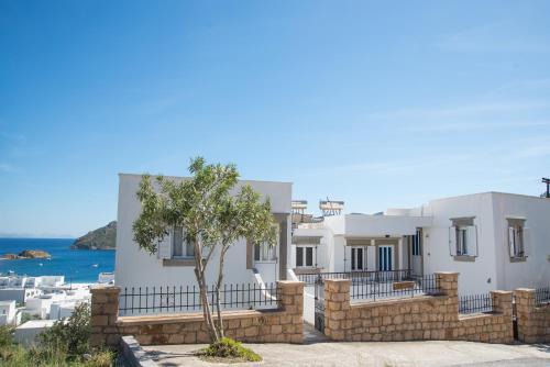 Captain Manos Studio Apartments in Grikos